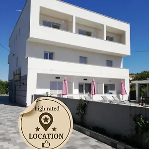 https://apartments-rooms-villa-rosa.in-istria.net